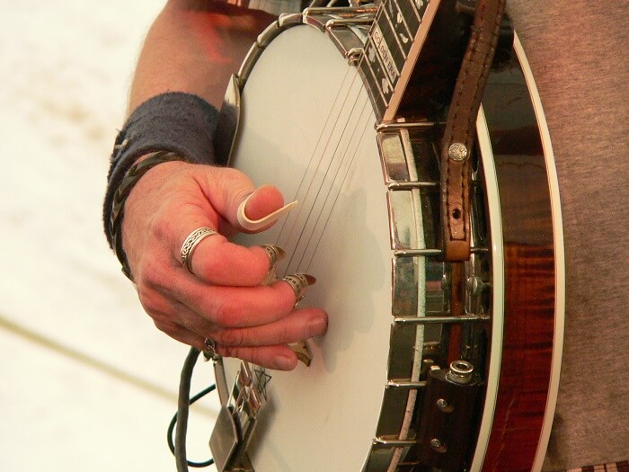 banjo picking with banjo lessons